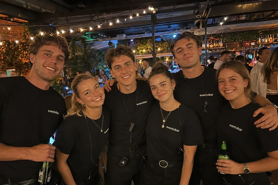 Illustrativt brandteam samlet om en kampagnebrief