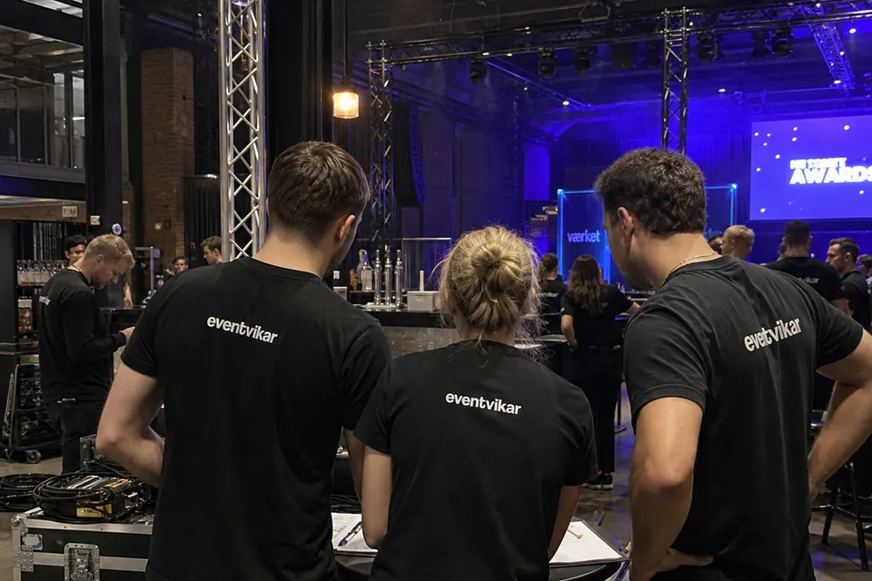 Illustrativt festivalcrew i en praktisk rolle