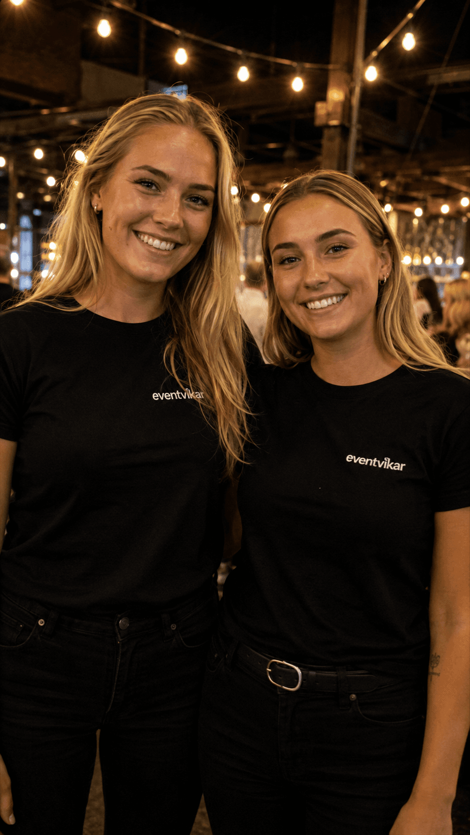 Check-in personale smiler til kameraet