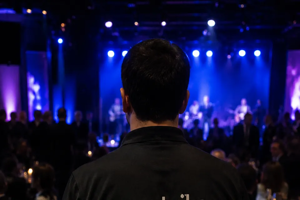 Illustrativ event crew-medarbejder i en praktisk zone