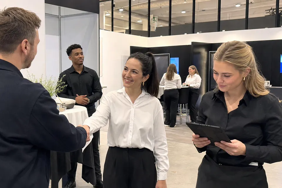 Illustrativ corporate messestand med værtsrolle