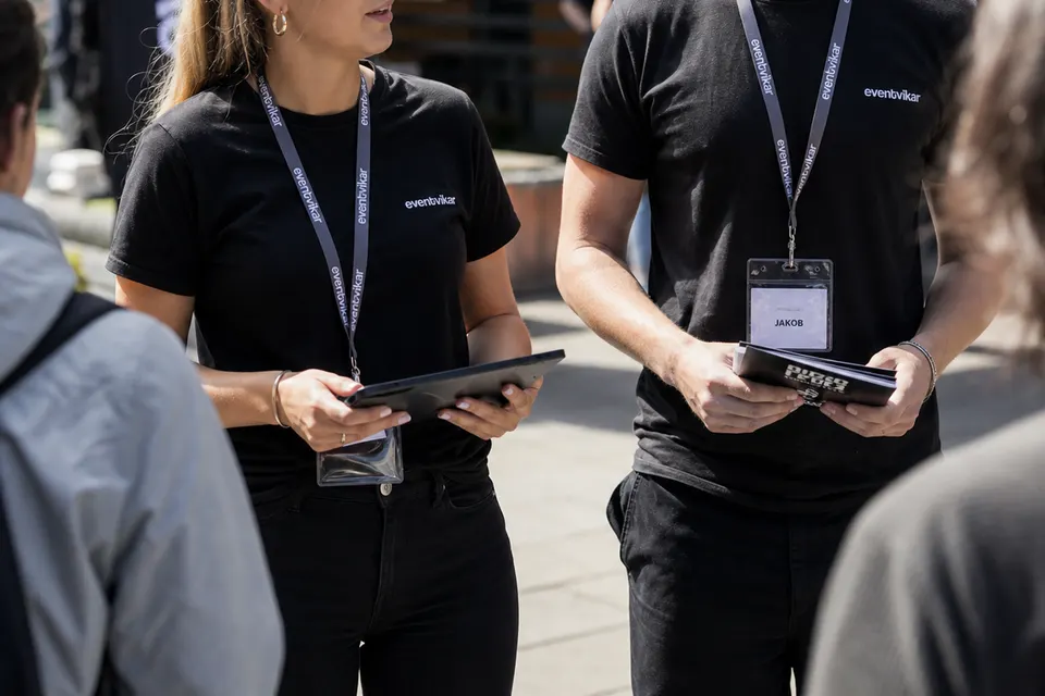 Illustrativ brand ambassador i dialog på en stand