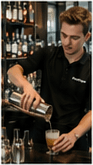 Eventvikar bartender hælder en drink op