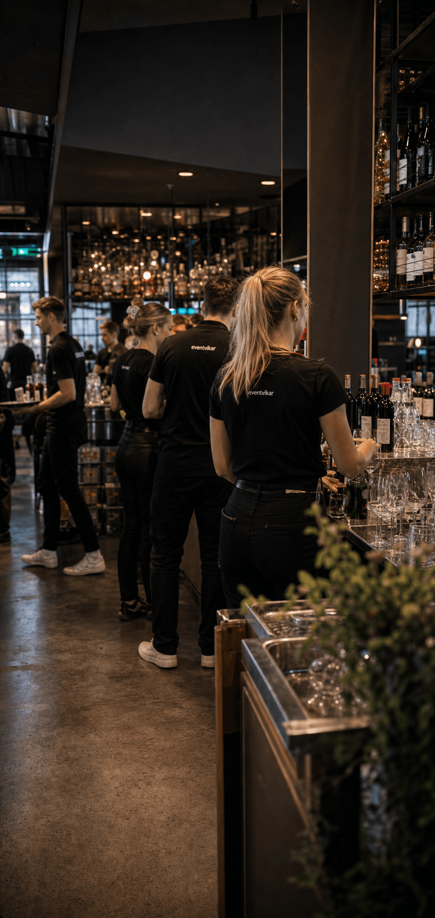 Eventvikar personale arbejder ved en travl eventbar
