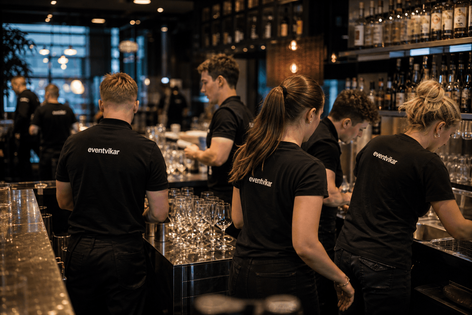Eventvikar personale forbereder baren før et travlt event