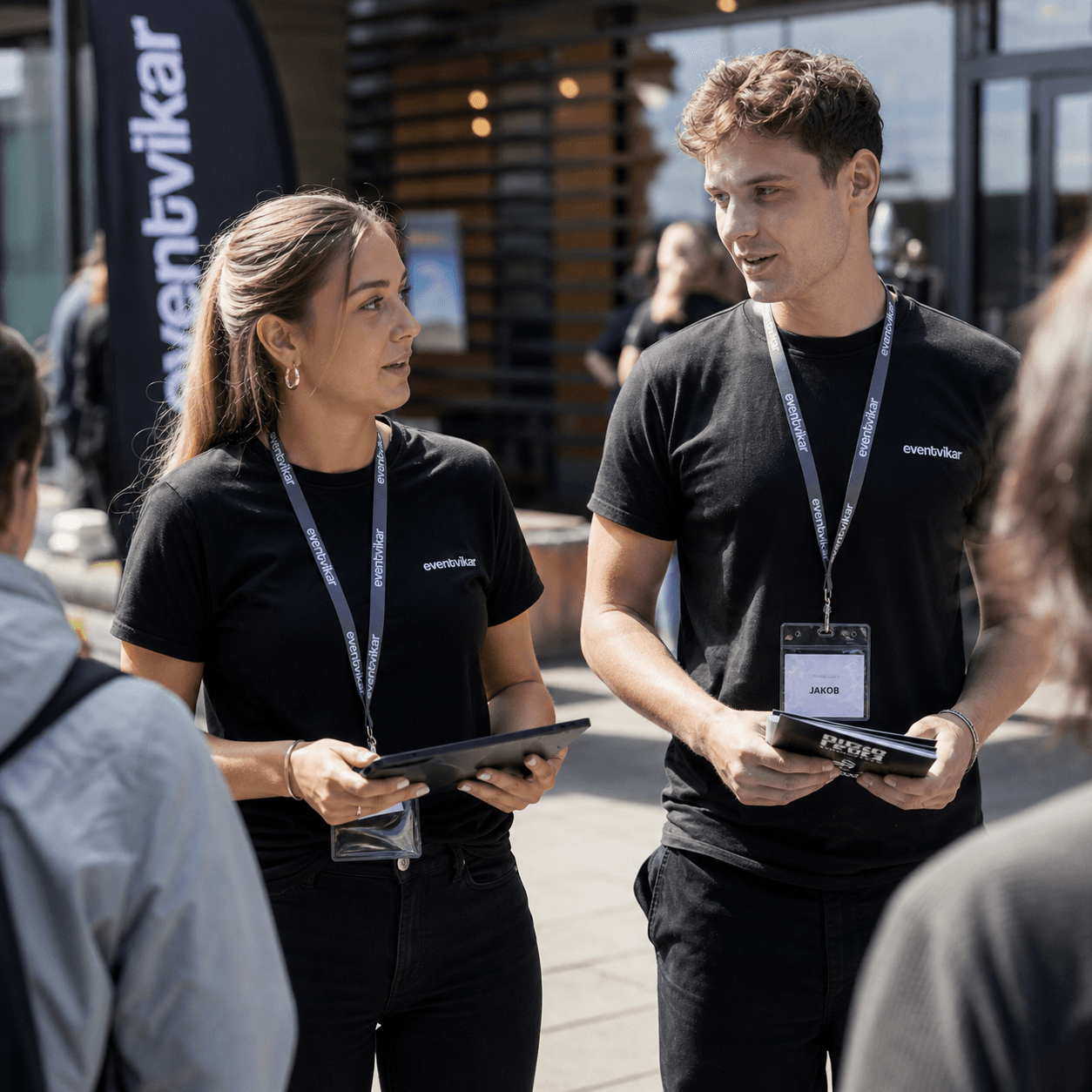 Eventvikar brandambassadører hjælper gæster ved et arrangement