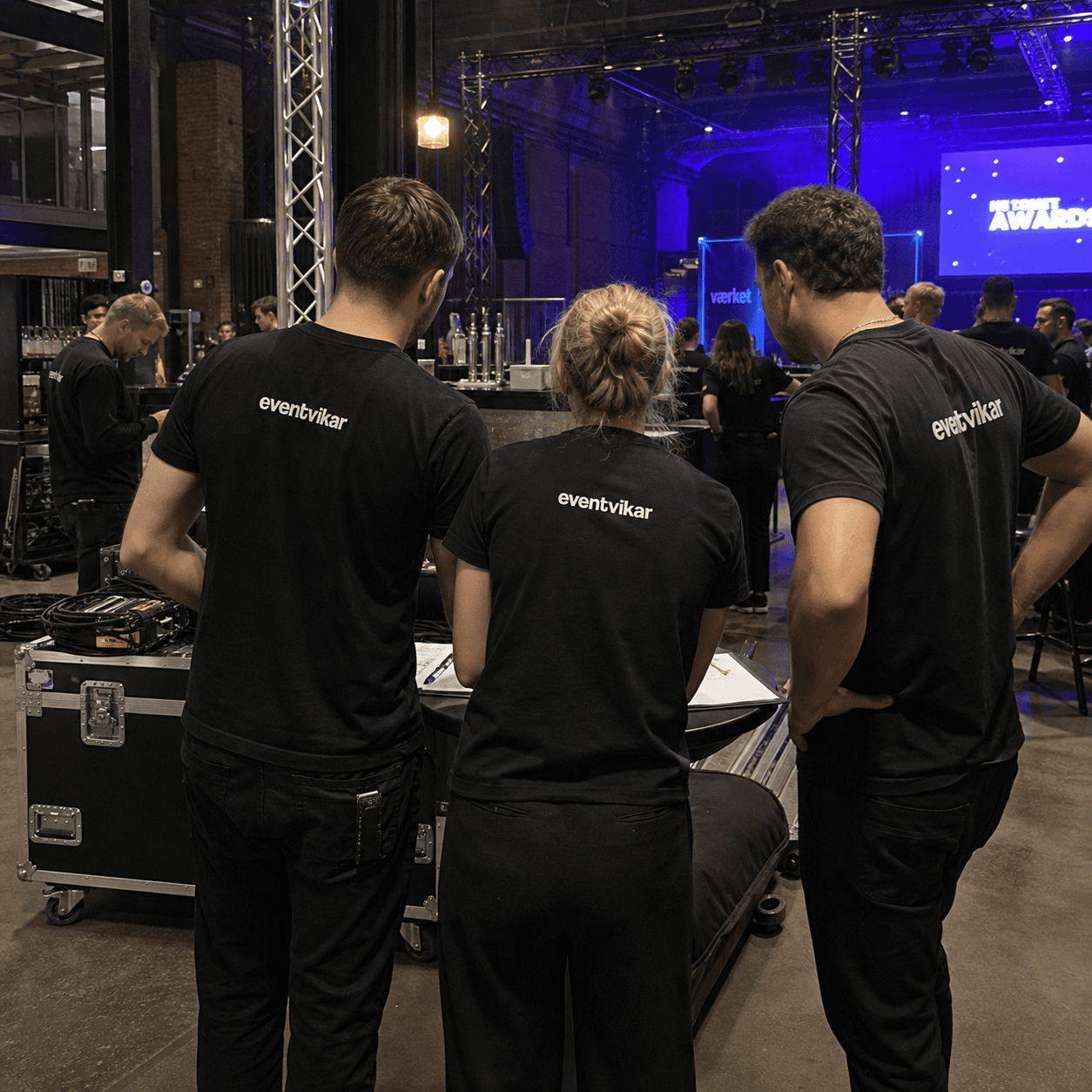 Eventvikar eventhjælp koordinerer opsætning på et arrangement