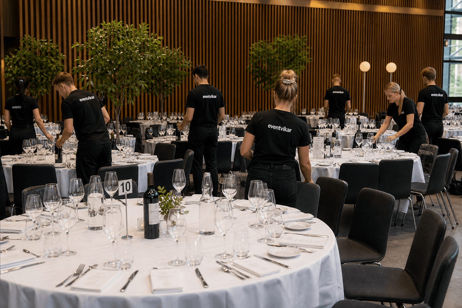 Eventvikar personale dækker borde til et arrangement