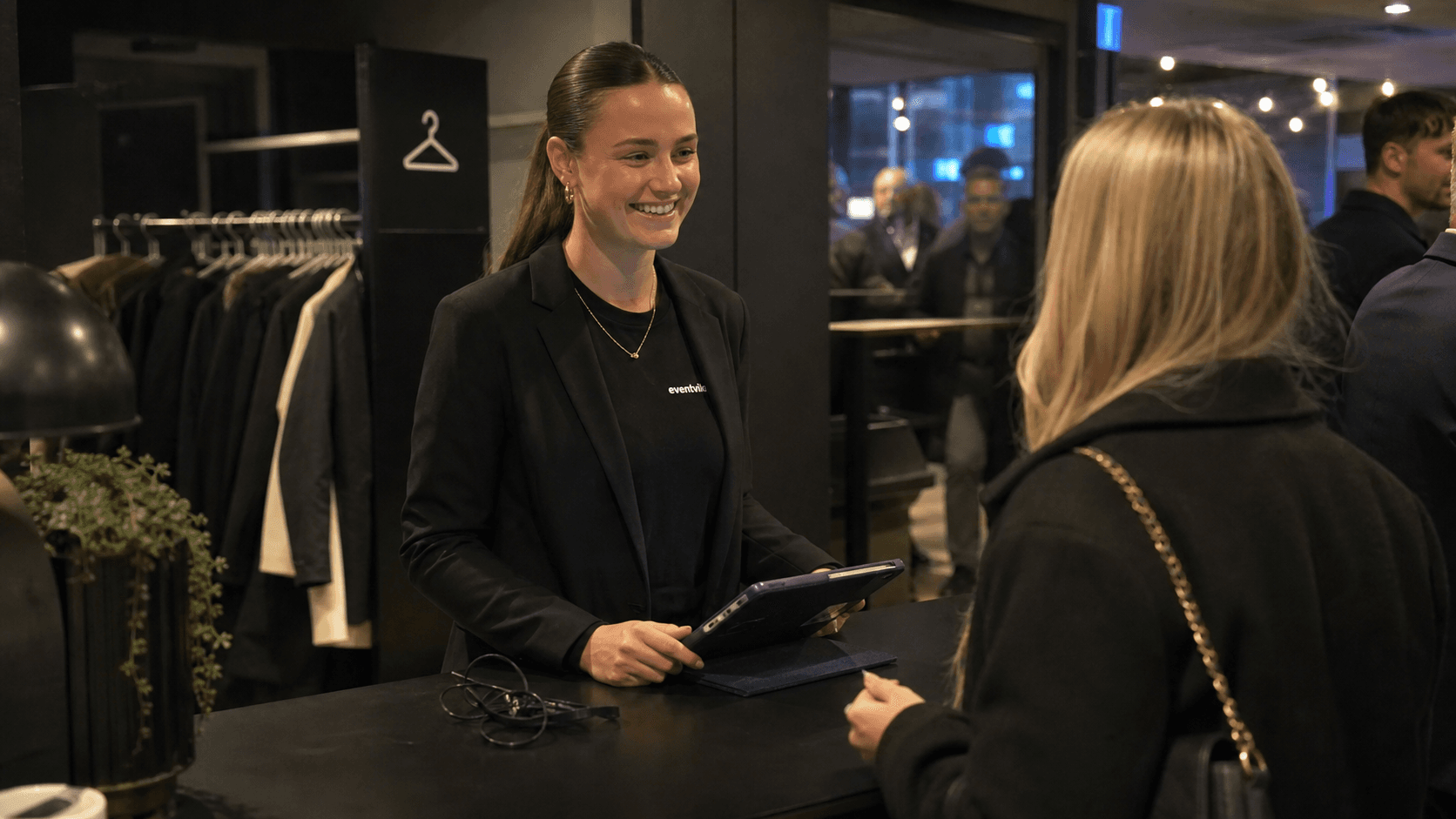 Eventvikar check-in personale ved garderobe