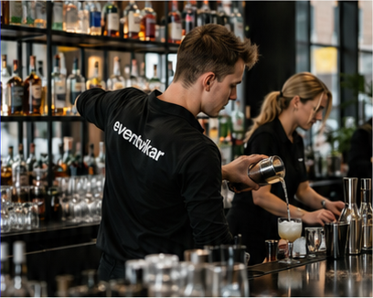 Eventvikar bartender arbejder bag en travl bar