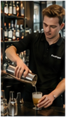 Eventvikar bartender hælder en drink op