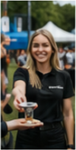 Eventvikar brand ambassador serverer ved et event
