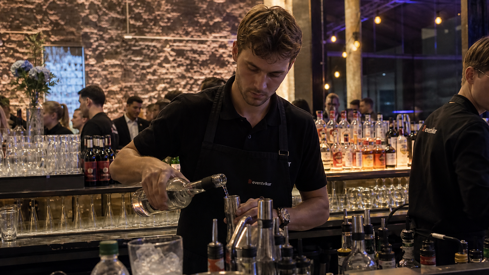 Eventvikar bartender arbejder bag en bar