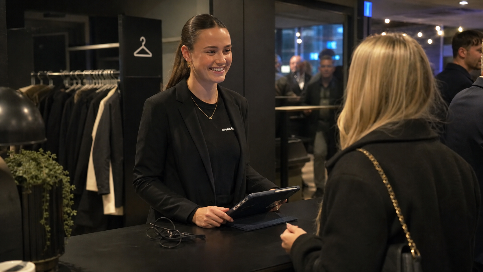 Eventvikar check-in personale ved garderobe